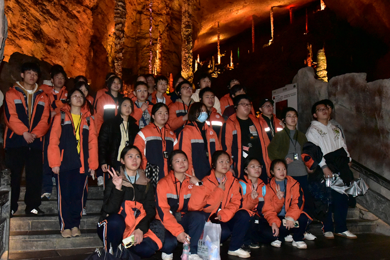 地質(zhì)奇觀與非遺共繪成長畫卷，黃龍洞景區(qū)迎來冬季研學(xué)游熱潮
