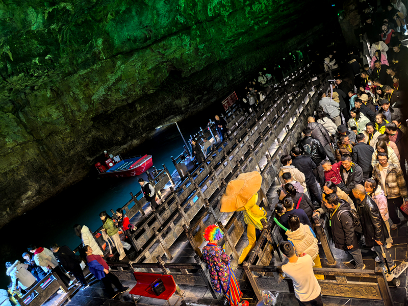 黃龍洞景區(qū)有序應(yīng)對客流高峰，近萬中外游客共享“潮玩中國年”